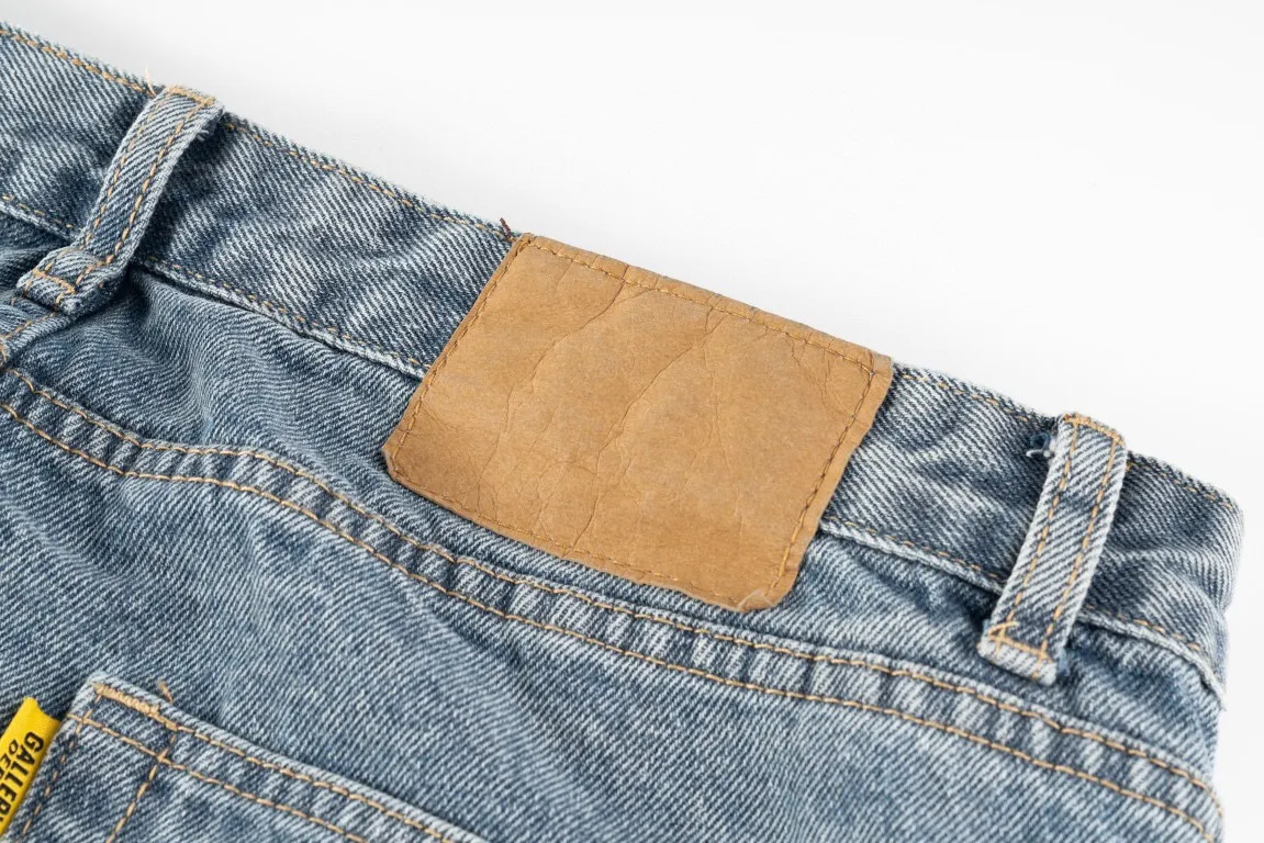 P270 Top version (destroy the patchwork) Top version Chrome Hearts jeans and leather jeans. It is well known that chromehearts jeans will use vintage Levis jeans as the base for creation. They usually add their own unique silver buckles and silver ornaments, plus patchwork embellishments. This is the reason why the value of these vintage jeans doubles, because the base is vintage jeans, and the jeans themselves have been very soft and comfortable after years of baptism. This can be distinguished from ordinary jeans. Regarding the size, you should also refer to the pants data. Style number: 1614# Color: Blue Size: 28 30 32 34 28 Waist 86 Hips 100 Pants length 102 30 Waist 90 Hips 104 Pants length 104 32 Waist 94 Hips 108 Pants length 106 34 Waist 98 Hips 112 Pants length 110
